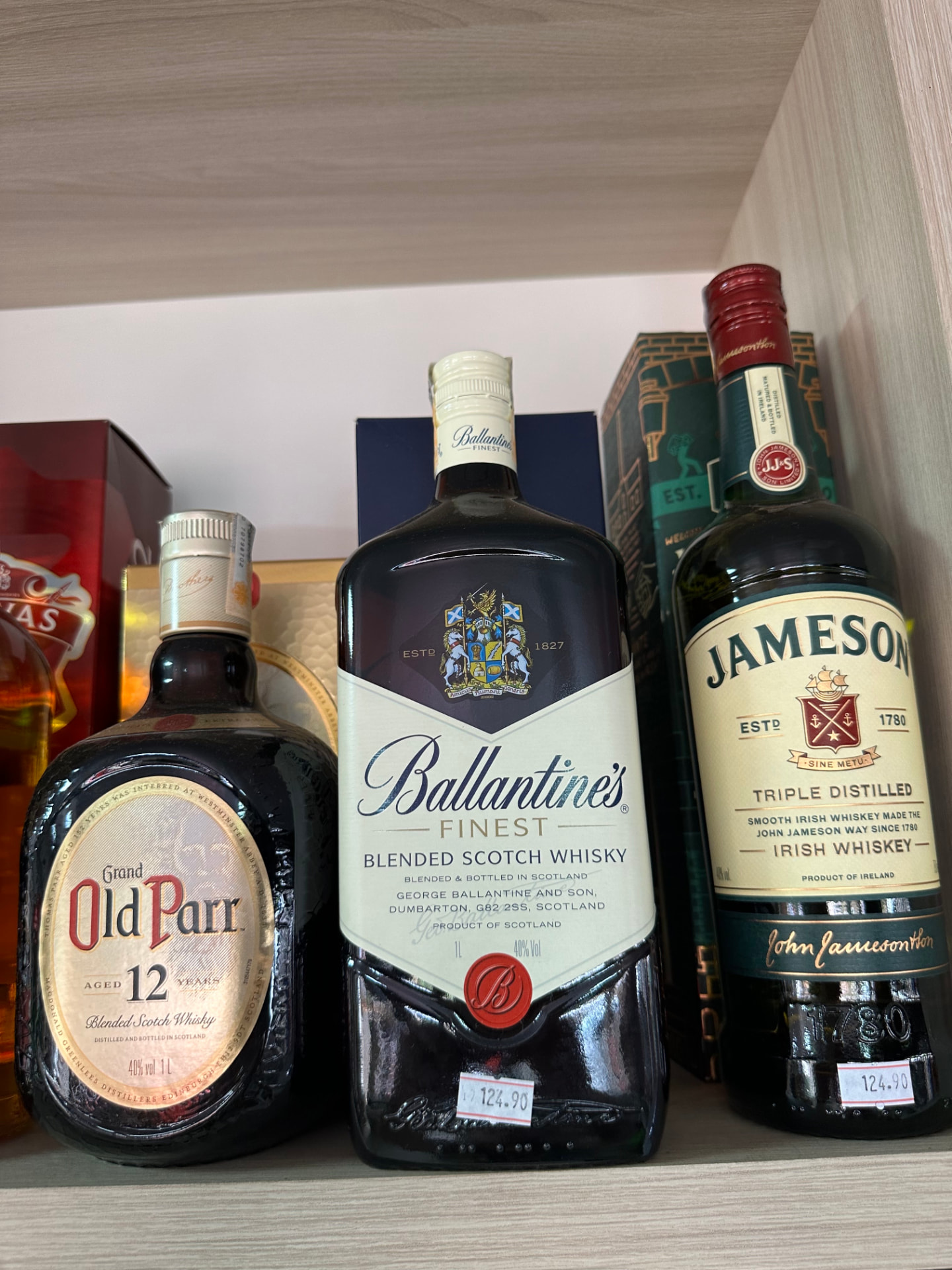 Interior da VF Conveniência com prateleiras de bebidas