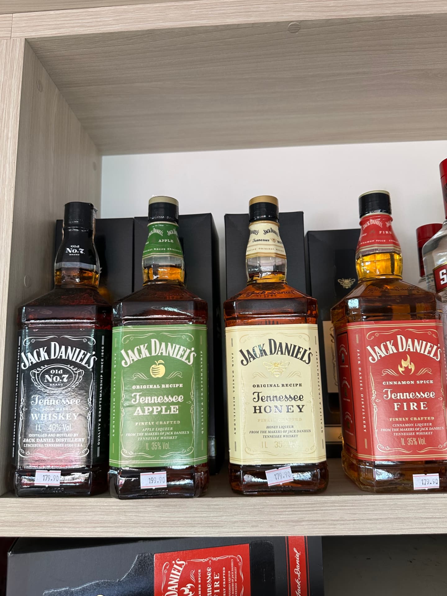 Garrafas de Jack Daniel's na prateleira