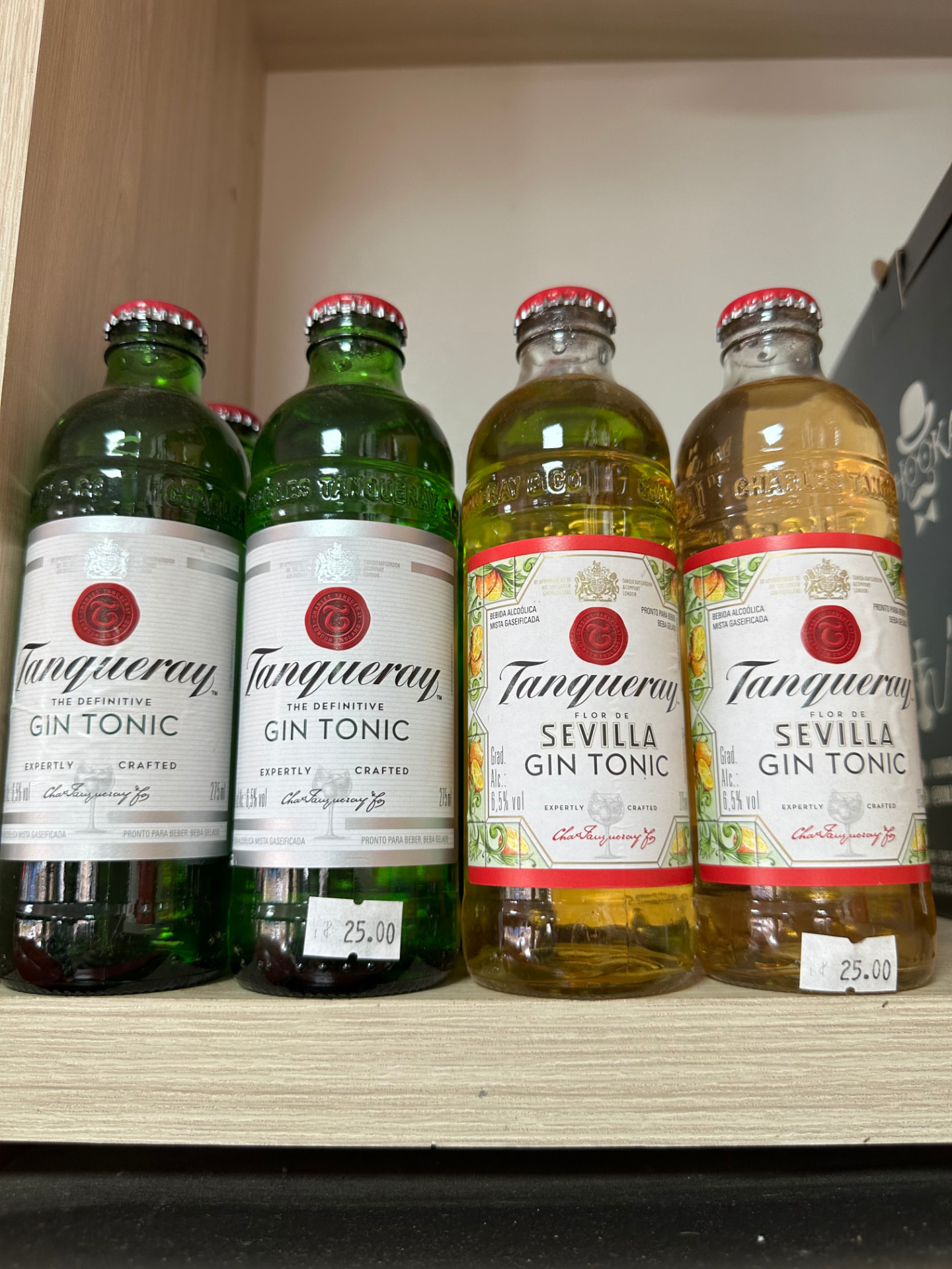 Gin Tanqueray na prateleira da VF Conveniência