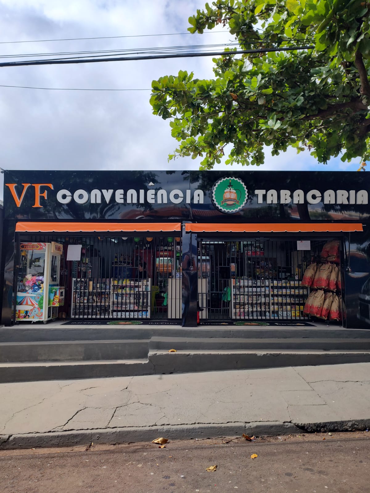 Fachada da VF Conveniência à noite
